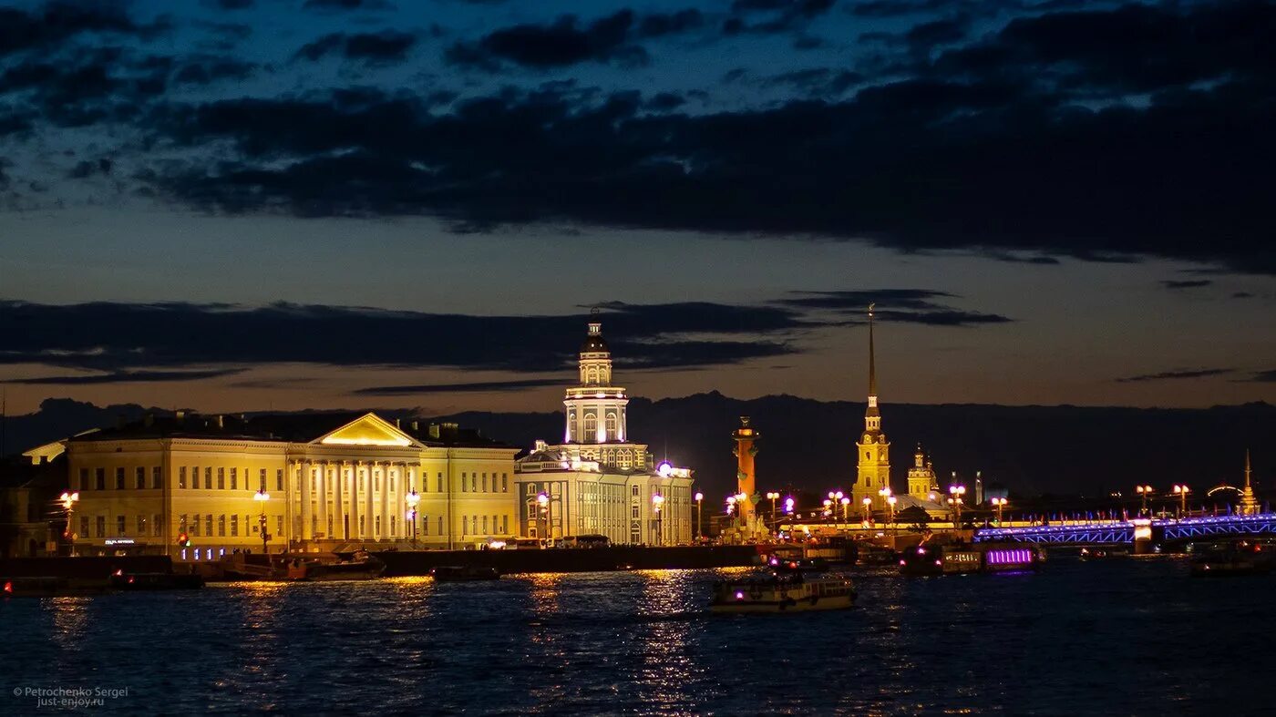 Петропавловская крепость в Санкт-Петербурге набережная. Ночной Санкт-Петербург Петропавловская крепость. Стрелка Васильевского острова и Петропавловская крепость.