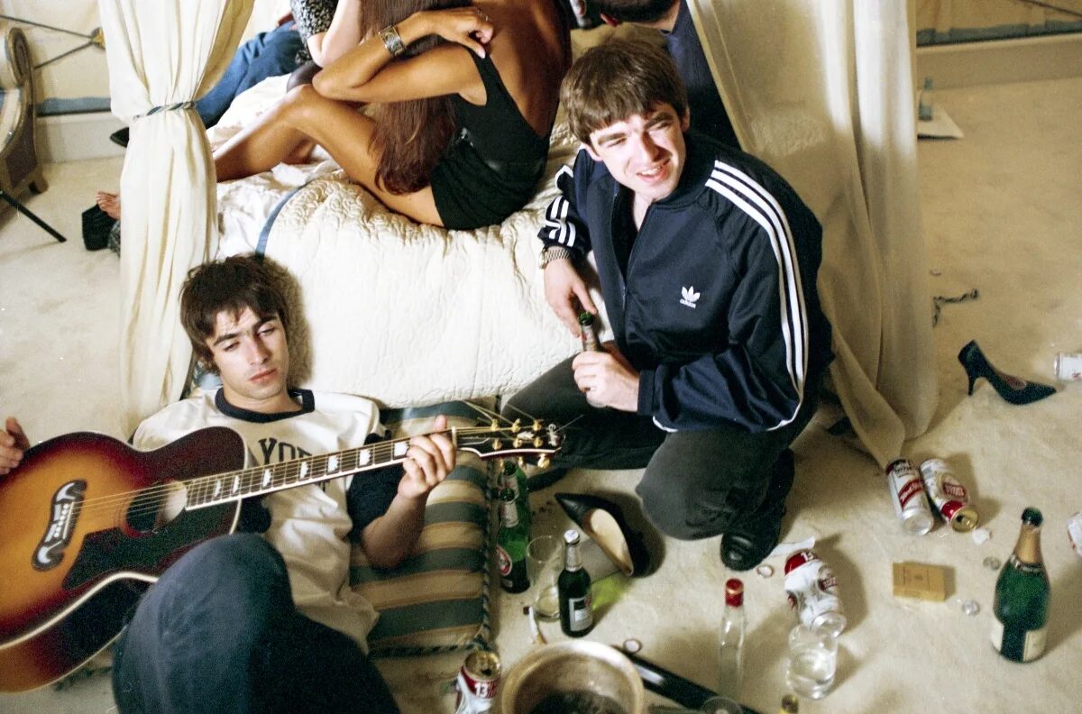 Switched places. Oasis 1994. Oasis the Band 2002. Лиам Галлахер 1994. Oasis definitely maybe 1994.