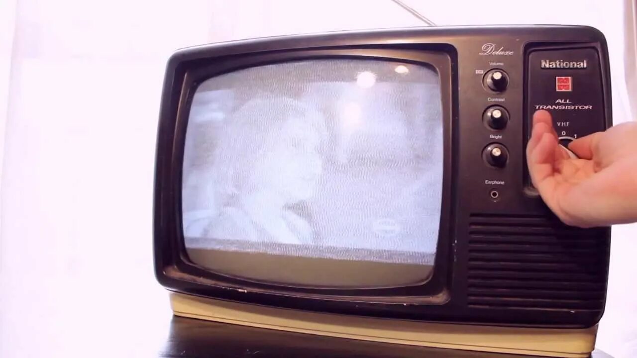 Телевизор 1 минуту. Эволюция телевизоров. Телевизор от первого до современного. Телевизор прошлого. Телевидение появилось.