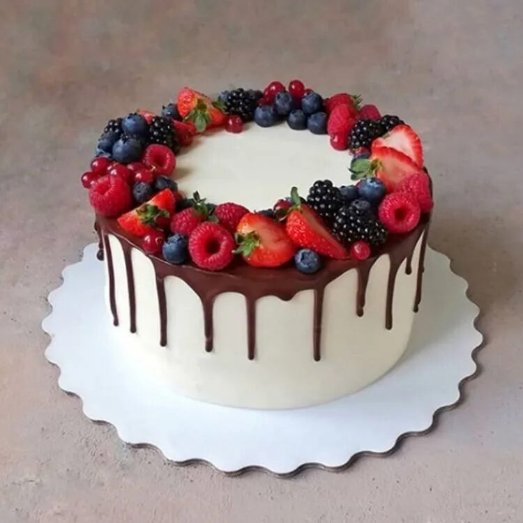 Тортабелла. Украшение торта ягодами. Торт с ягодами. Торт украшенный ягодами. Украшение торта клубникой и голубикой.