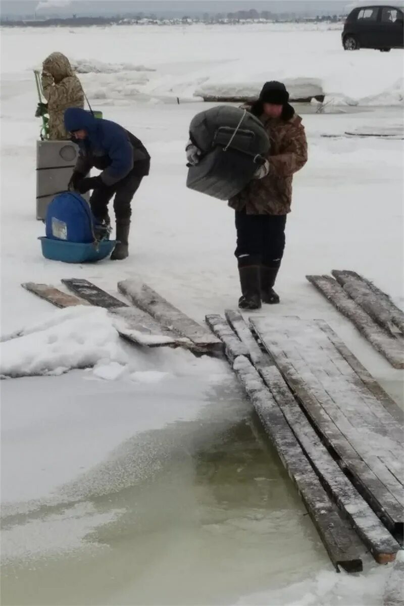 Рыбак зимой. Спасатели хивус. Мчс спасение на льдине. Лед на енисее. Нижегородская область спасатели мчс.