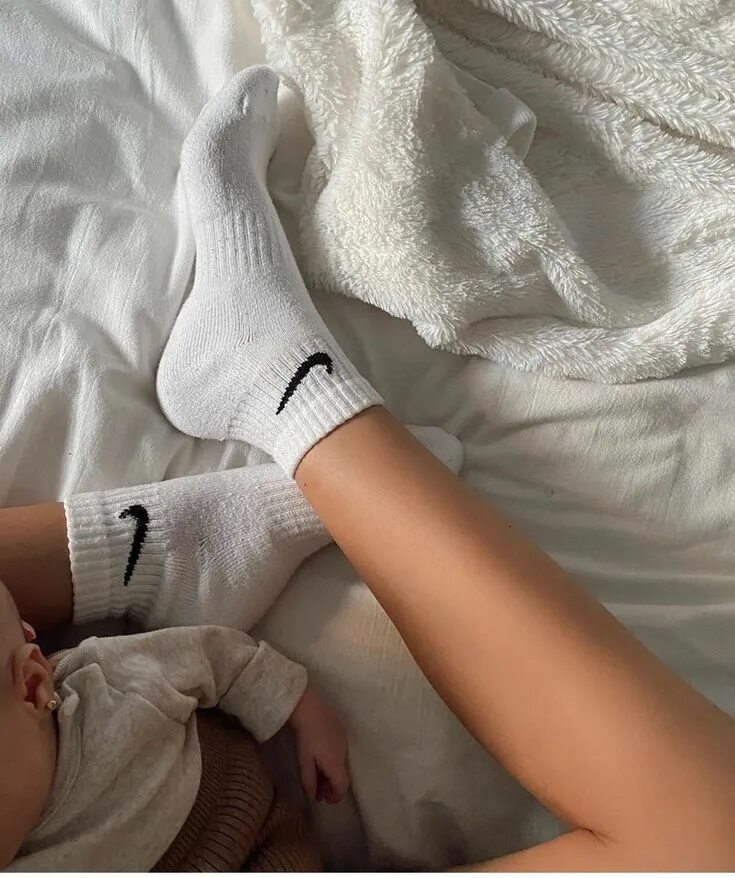 Девушки в носках найк. Девушка в носках Nike. Nike White Socks aesthetic. Девушки в коротких носках.
