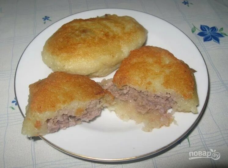 Рецепт колдуны из картофеля и мясного. Белорусская кухня колдуны. белорусские картофельные колдуны. колдуны блюдо. колдуны из картофеля с фаршем.