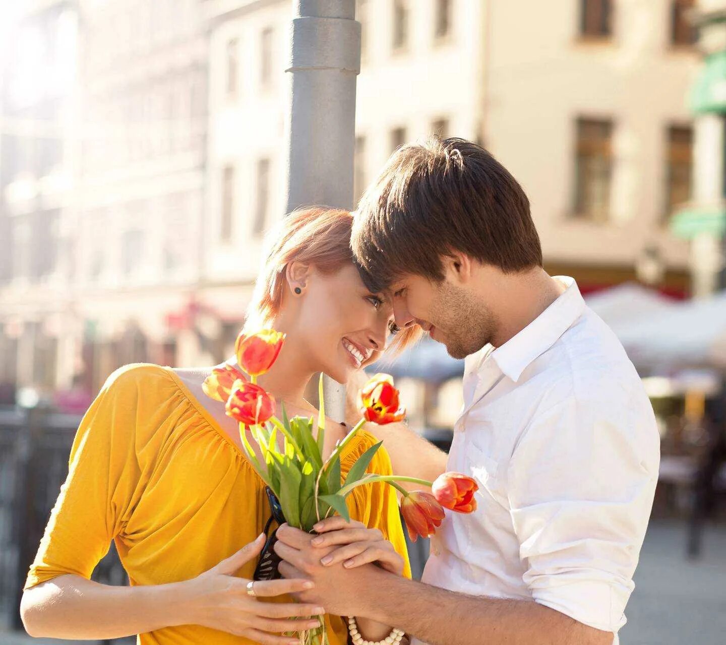 Первые романтики. Мужчина дарит цветы женщине. Парень дарит девушке цветы. Девушке дарят цветы. Женщина дарит любовь.