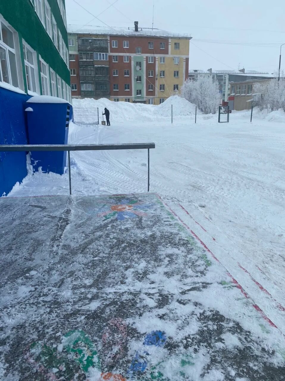 Школа 1 Снежное. Снегопад школа. Воркута сугробы. 33 Садик Воркута.