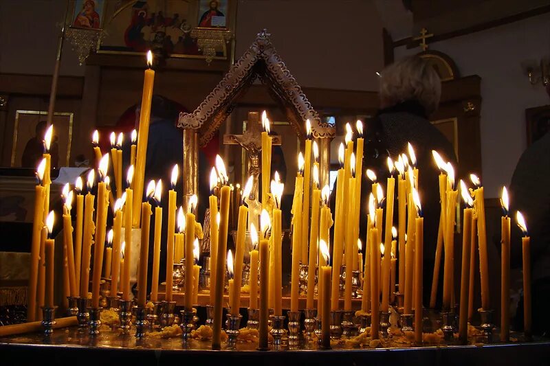 Канун. Канун со свечами в храме. Свечи на кануне. Свеча за упокоение.