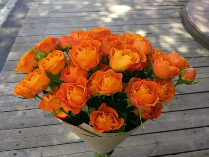 Кустовая оранжевая. Букет с оранжевой кустовой розой. Кустовая оранжевая. Оранжевые кустовые цветы. Оранжевые кустовые розы.