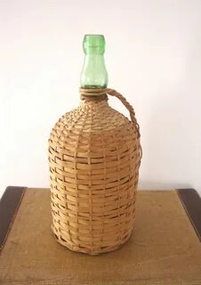 Бутыль из ротанга