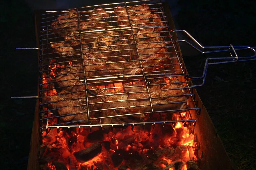 Мангал ночью. Шашлык на улице. Шашлыки зимой ночью. Шашлыки на природе. Шашлык на мангале ночью.
