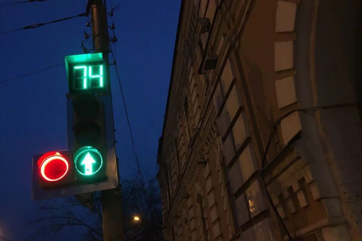 Дополнительная зеленая стрелка на светофоре налево. Светофор с дополнительной секцией. Светофор со стрелкой. Зеленая стрелка светофора. Светодиодный светофор с дополнительной секцией.
