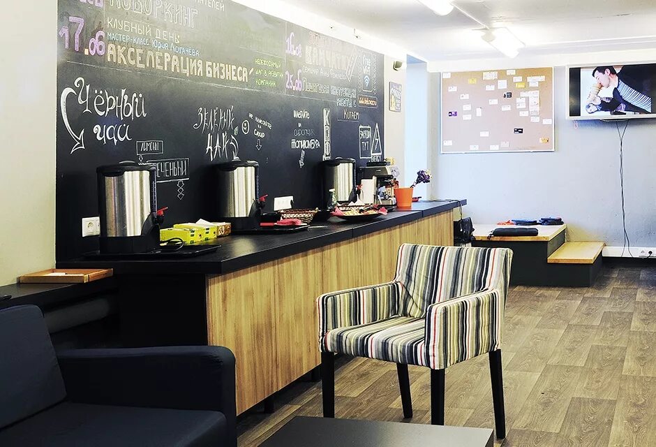 кофейный уголок на кухне дизайнерские решения. кофейный уголок в интерьере. кофейная зона. черные полки на кухне. кофейная зона.