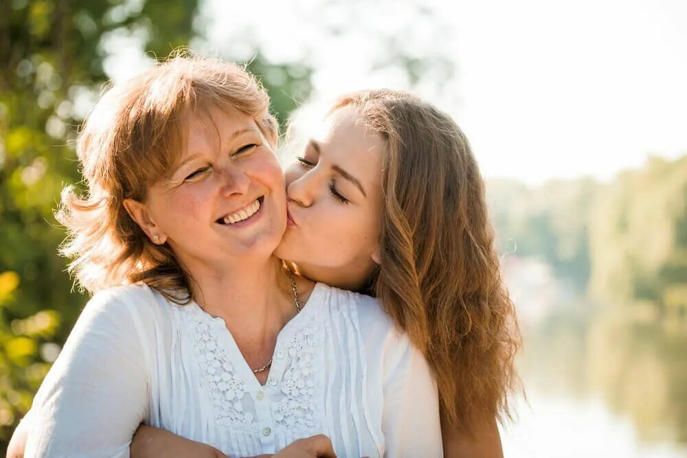 Mommy and daughter. Мама и дочь. Счастливые мать и дочь. Мать с ребенком. Женщина с ребенком.