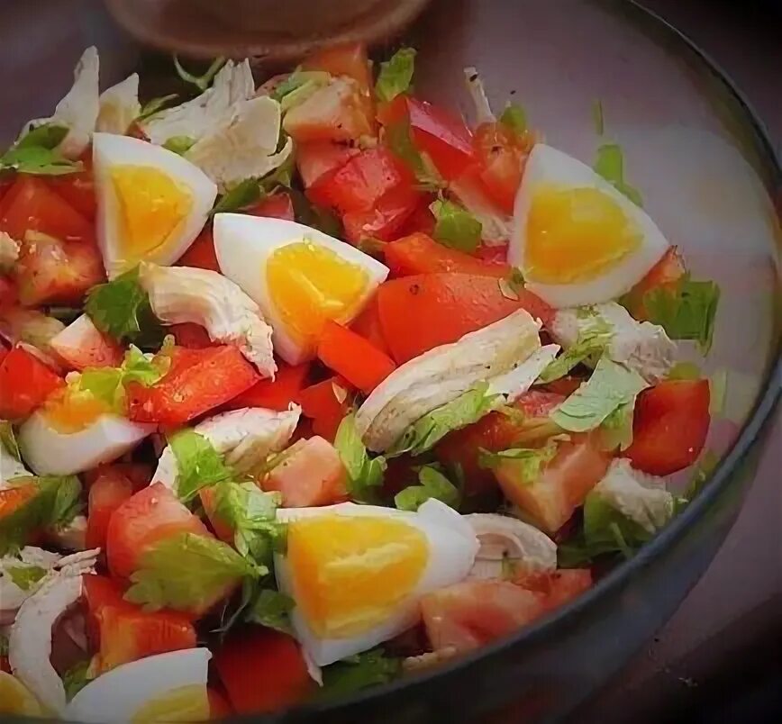 Салат с курицей. Овощной салат с яйцом. Салат с копчёной грудкой и помидорами с сыром. Салат из помидоров и сыра. Салат с курицей и рукколой и помидорами.