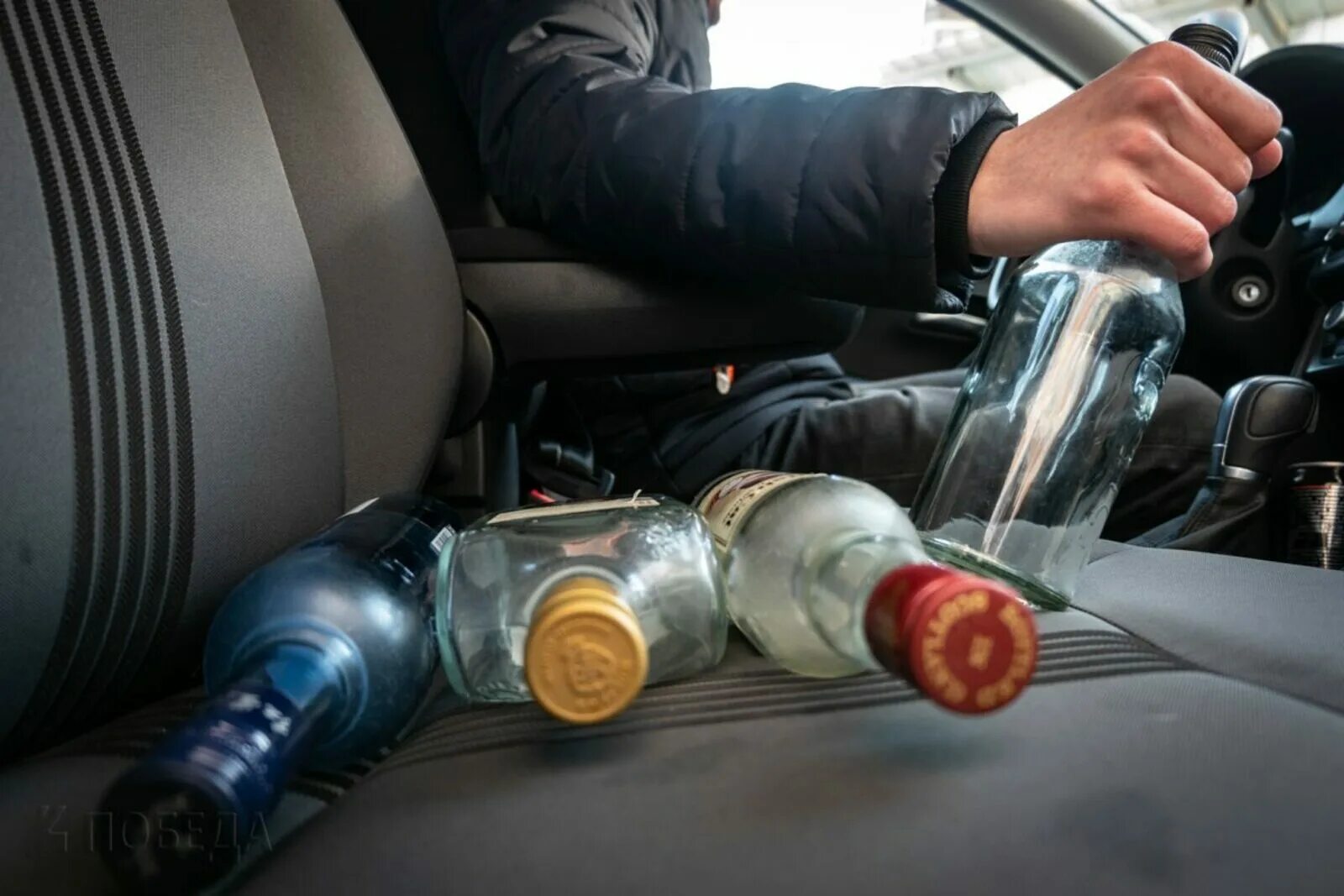Езда в нетрезвом виде 2025. Пьяный за рулем. пьяный водитель. пьяный водитель за рулем. пьяная езда.