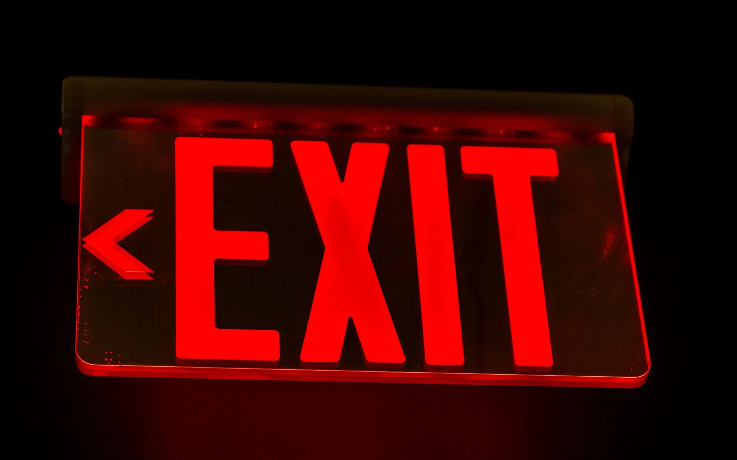 Black exit. Надпись выход. надпись exit. красные буквы на черном фоне. картинка выход.