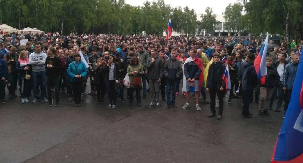 Фото на 18 марта в уфе. Смоленск митинг своих не бросаем. Митинг в башкирии сегодня видео. Митинг в уфе. Митинг в башкирии сегодня видео.