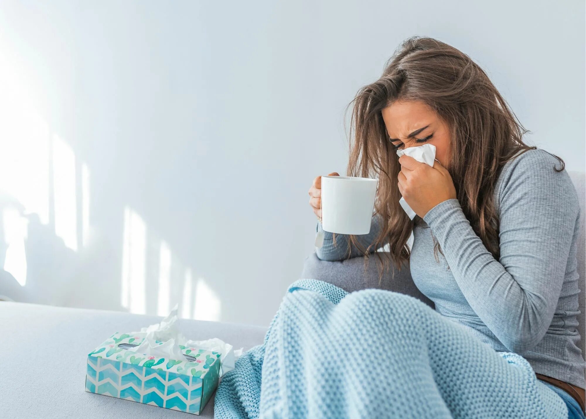I think i am a cold. Простуда. Девушка с простудой. Простуженная девушка. Человек с простудой.