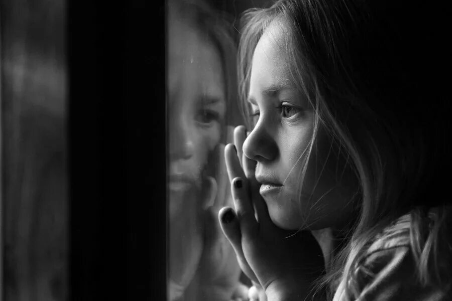 девочка ёё. девочка у окна. девочка сидит у окна. дети ждут. две девочки ждут маму.