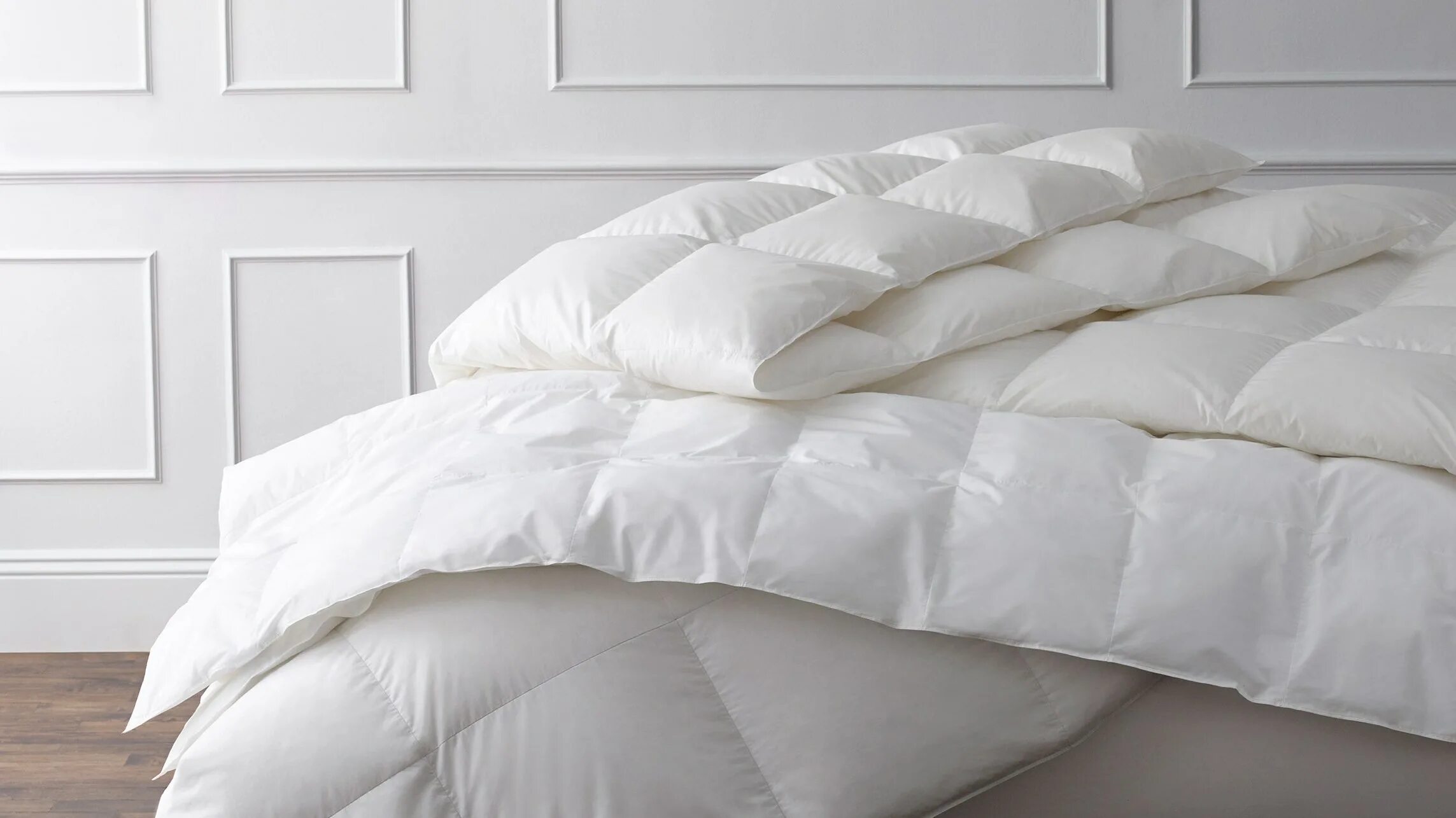 Белое одеяло. Одеяло премиум класса. Одеяло на кровати.