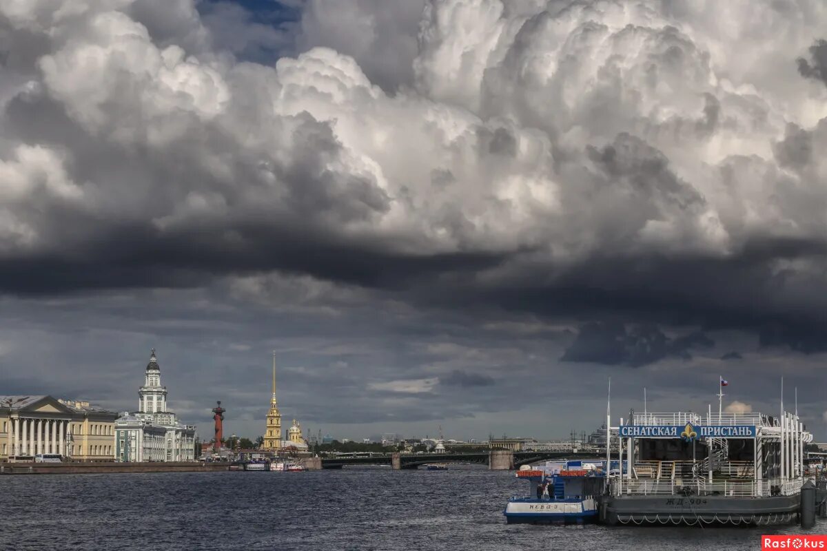 Погодная спб. Серое небо Санкт-Петербург. Хмурый Питер. Питер Петропавловская крепость серое небо.