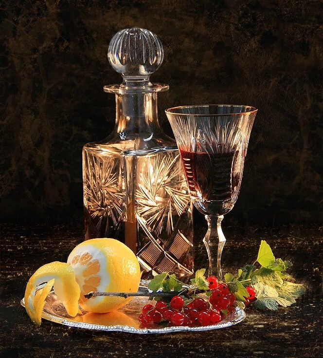 Рюмка водки. Водка льется. Хрусталь бокалы чокаются. Наливает в рюмку. Хрустальную до краешка налить.