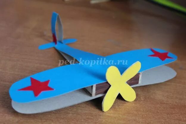 Самолет технология 4 класс. Самолет из картона. Поделка самолет из картона. Самолет из цветного картона.