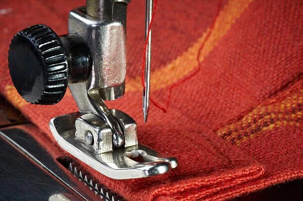 Швейная машинка почему рвется нить. Закрепка на швейной машинке. Машинка для толстых тканей. Шпилька в швейной машинке. Рвет нитку на швейной машинке.