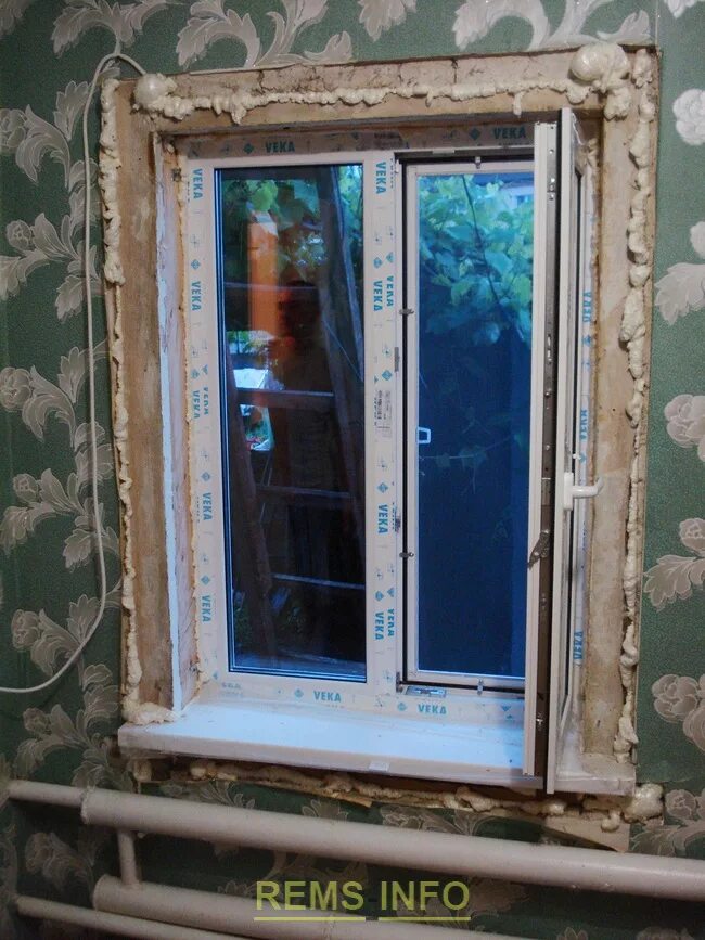 Окна после установки как. Старые пластиковые окна. Старые оконные откосы. Деревянные старые откосы на окна. Пластиковые окна в Старом кирпичном доме.