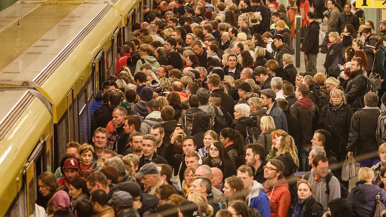 Толпа людей в метро. Люди в метро. Толпа народа в метро. Много людей в метро