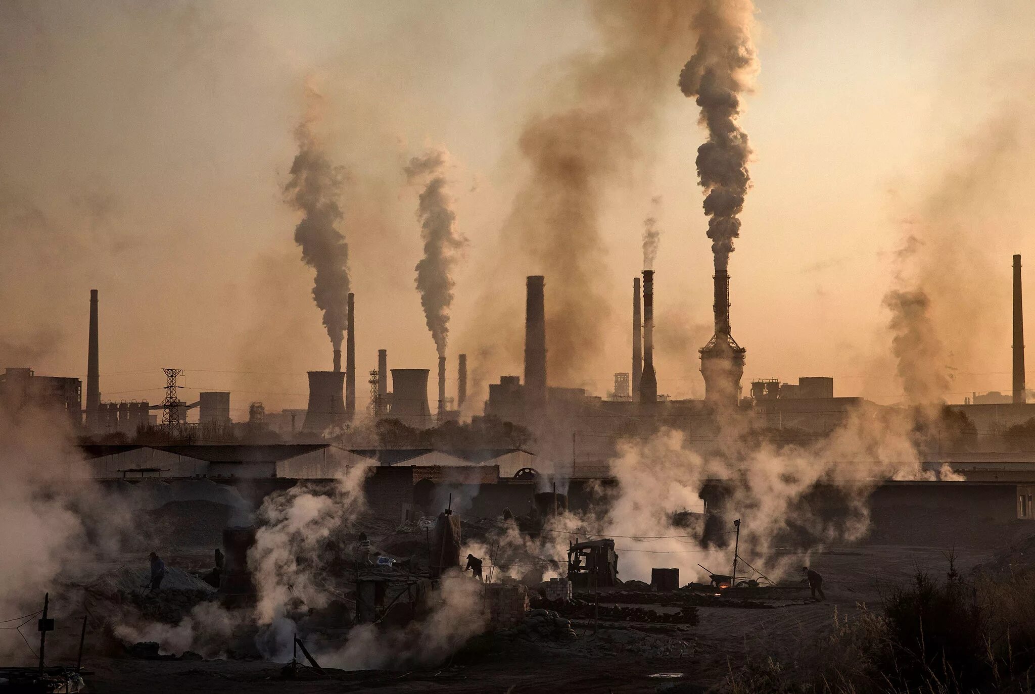 A lot of pollution. Загрязнение атмосферы Китай фабрики. Заводы загрязняют воздух. Загрязнение заводами. Заводы загрязняющие окружающую среду.