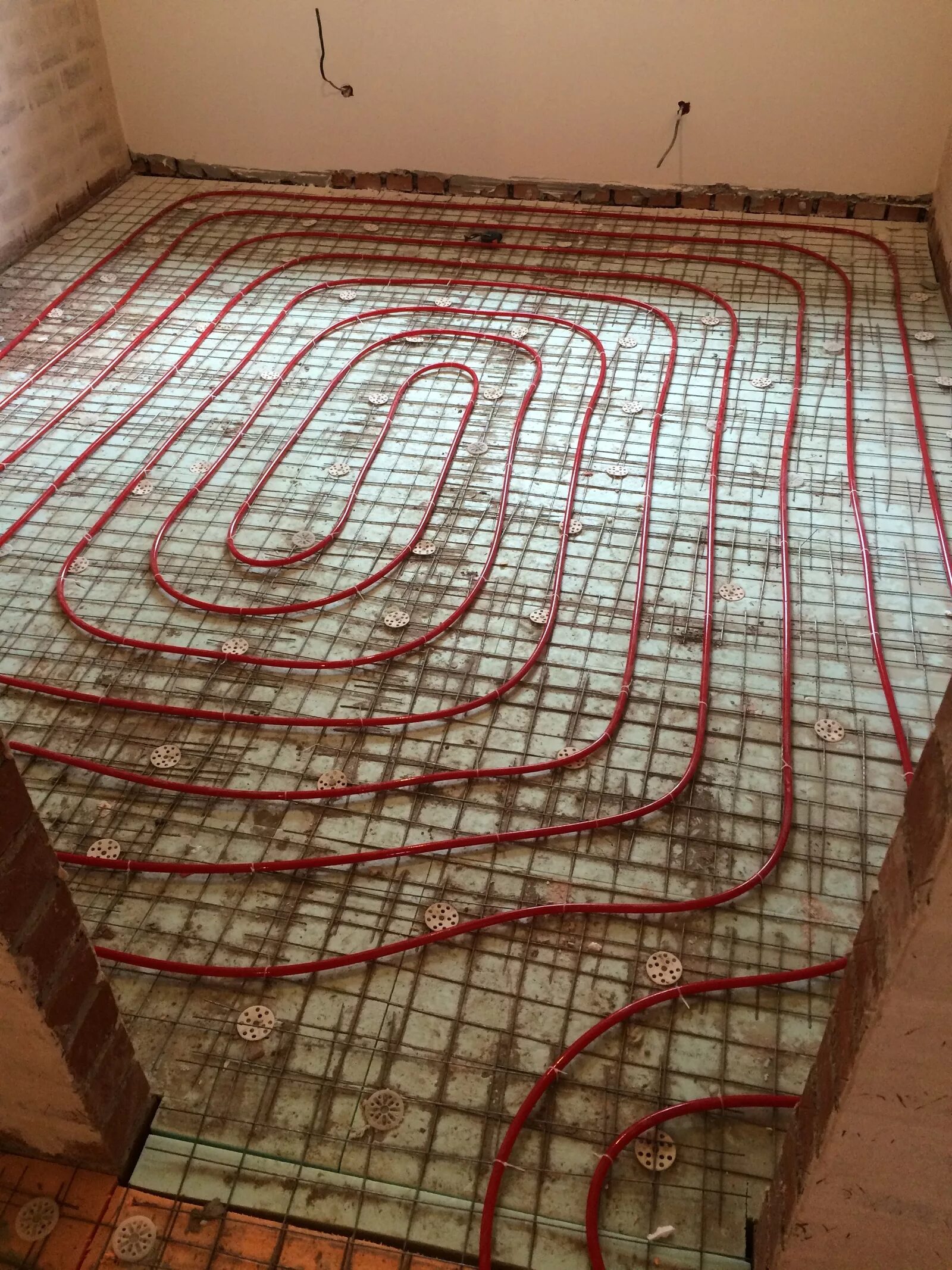 Heated floor. Пенощит для теплого пола. Тёплый пол водяной. Жидкостный теплый пол. Тёплыйполна кладочную сетку.