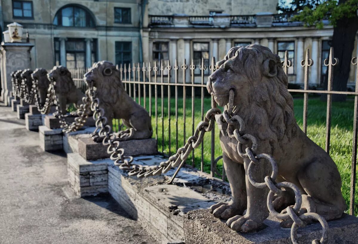 Санкт петербург где львы. Памятники львам в Санкт-Петербурге. Львы на набережной в Санкт-Петербурге. Питер каменные львы. Львы стерегут город Санкт-Петербург.