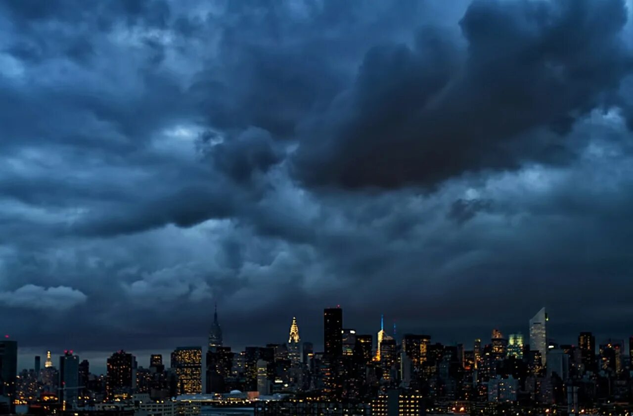 Ночь пасмурно. Ночь пасмурно. Темное небо. Ночные облака. Облака ночью.