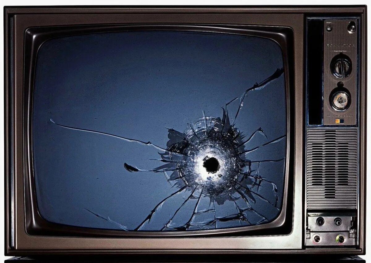 Поломанный телевизор. Телевизор разбит. Старинный телевизор. Разбитый старый телевизор.
