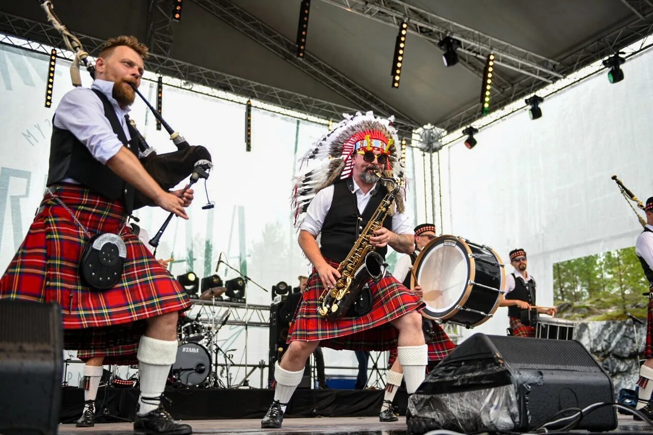Оркестр волынщиков. Шотландский оркестр волынщиков. оркестр волынщиков москвы. музыкальный фестиваль в шотландии. шотландская народная музыка.