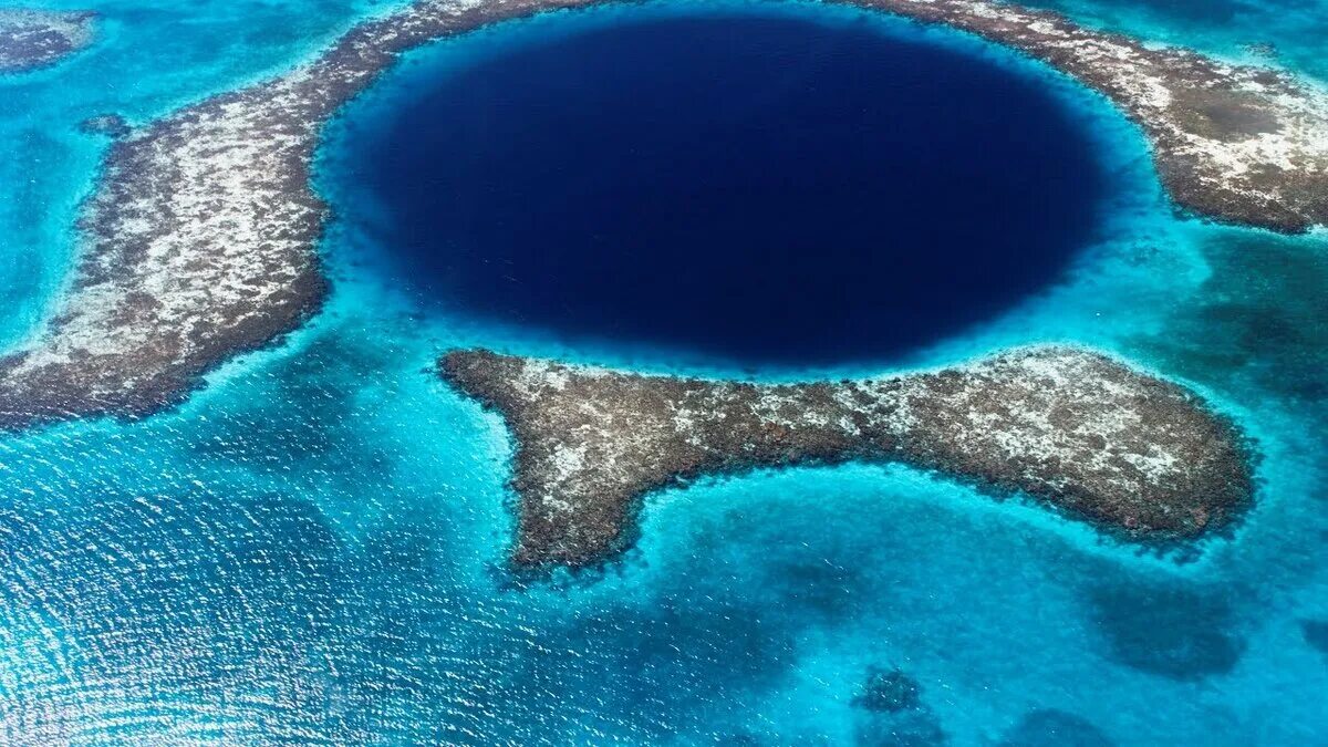 Самое большое глубокое. Большая голубая дыра, Лайтхаус-риф. Юкатан полуостров большая голубая дыра. Барьерный риф Белиз. Большая голубая дыра Белиз Центральная Америка.