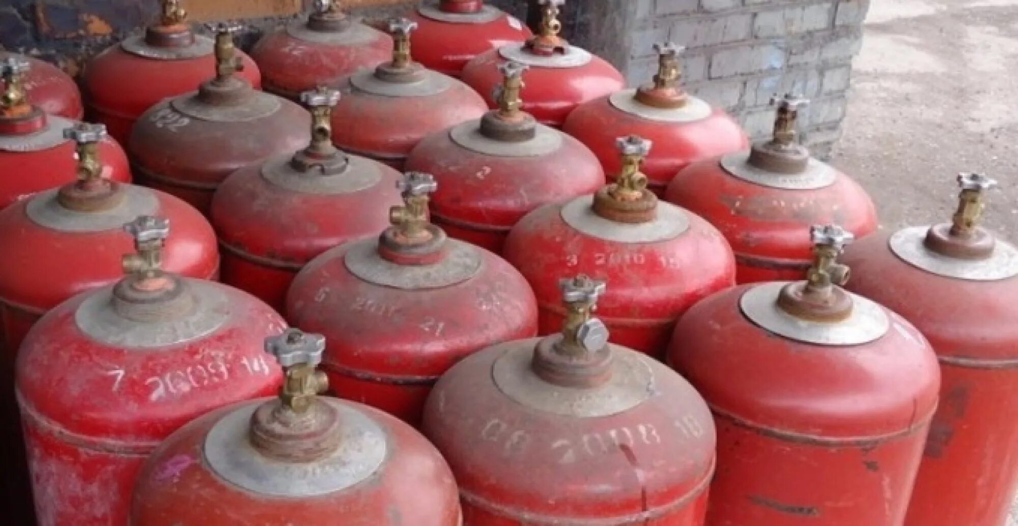 Сжиженный газ в баллонах. Баллон для пропана 50л. Сжиженный газ в баллонах. Балонный сжиженный газ. Газ в баллонах населению.