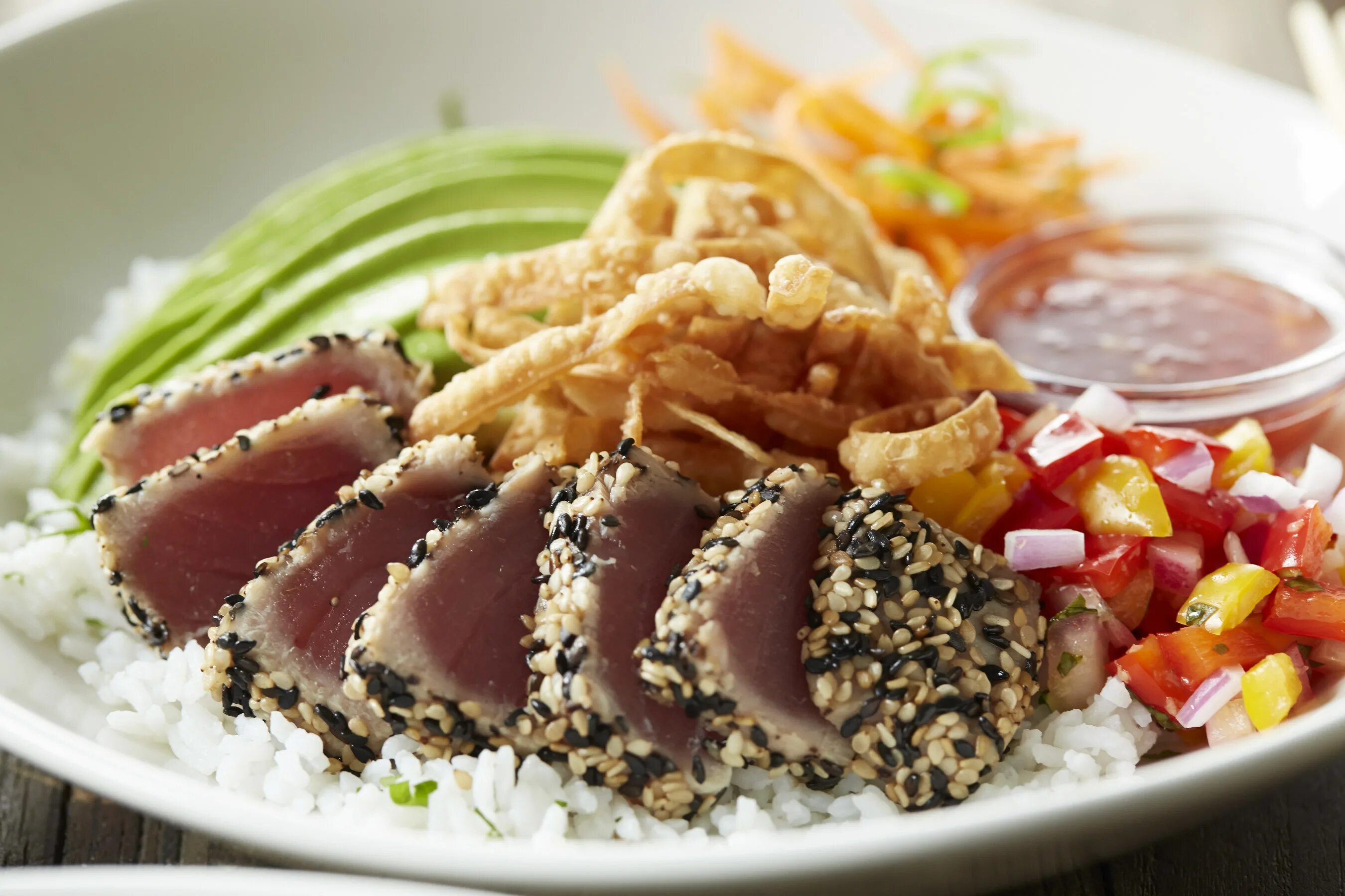 Тунец быстро и вкусно. Тунец блюдо. стейк тунца в кунжуте. тунец жареный на сковороде. тунец приготовленный.