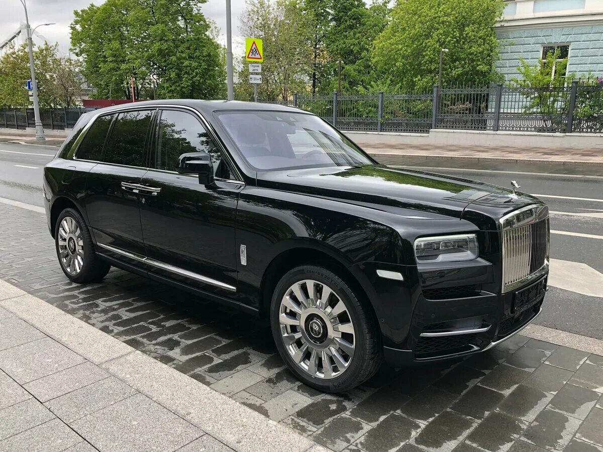 Rolls Royce Cullinan 2022. Внедорожник Rolls-Royce Cullinan. Джип Rolls Royce Cullinan. Роллс Ройс Куллинан 2022.