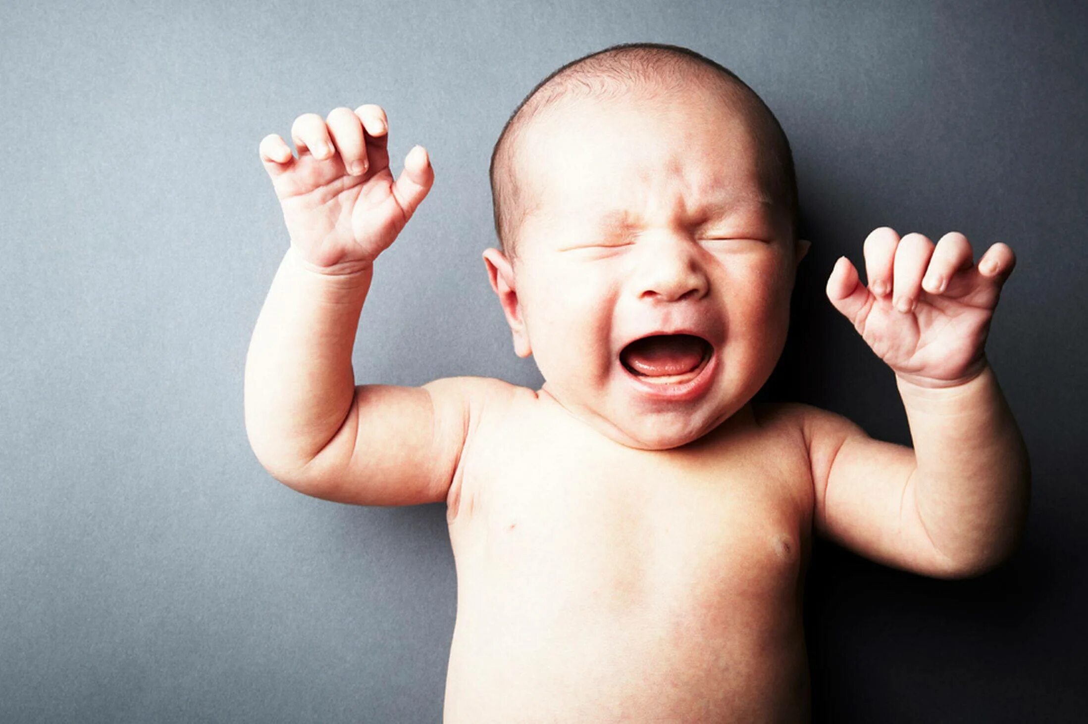 Плачь ребенка при рождении. Младенец кричит. Крик на ребенка. Кричащий младенец. Плач ребенка.