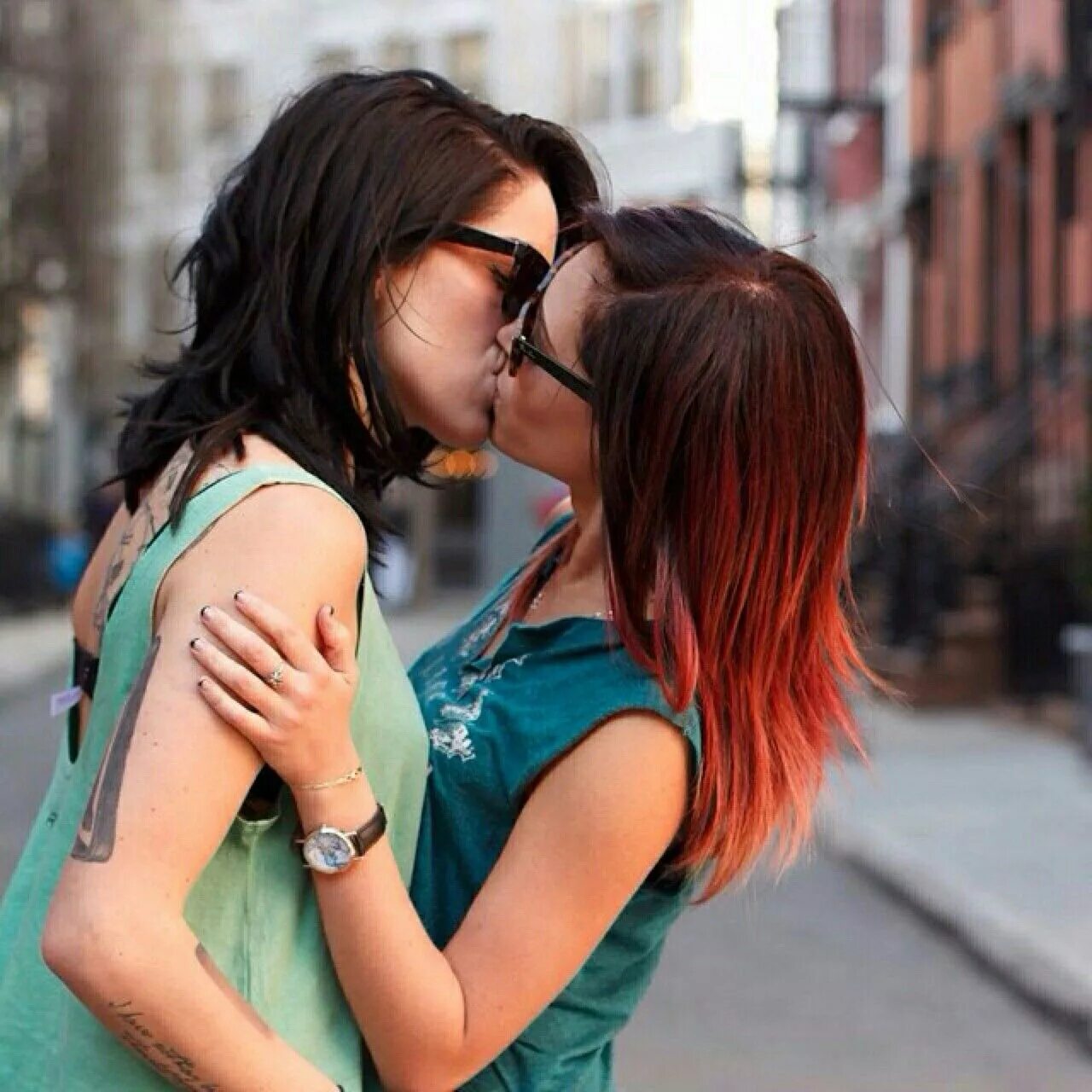 Lesbian 13. Поцелуй девушек. Любовь между девушками. Девушки целуются. Две девушки любовь.