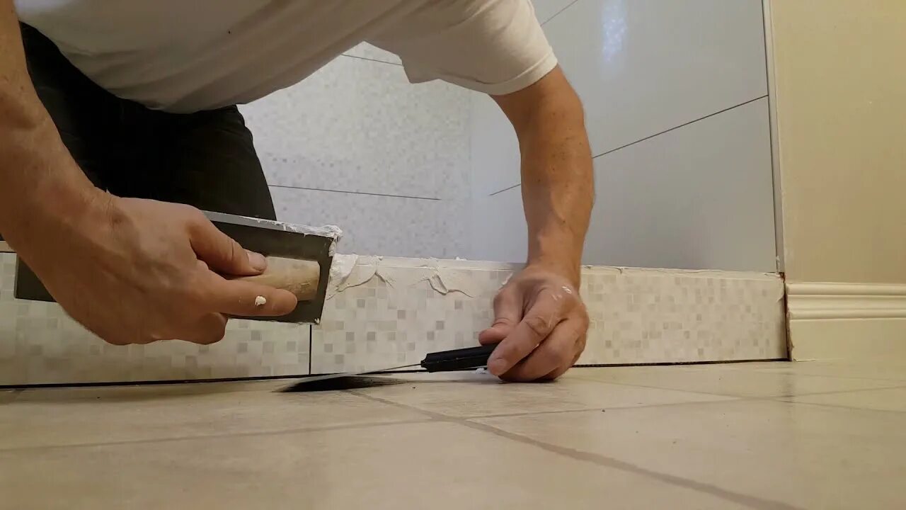 затирка швов кафельной плитки. затирка швов на плитке. затирка плиточных швов. затирка швов на плитке на полу. затирка швов керамогранита.