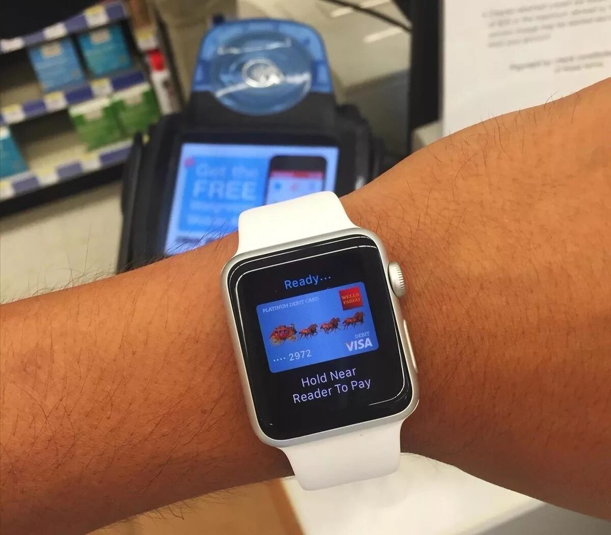 Часы оплачивать покупки. Эппл часы для оплаты. Apple watch NFC. Apple pay на смарт часах. Apple watch оплата.