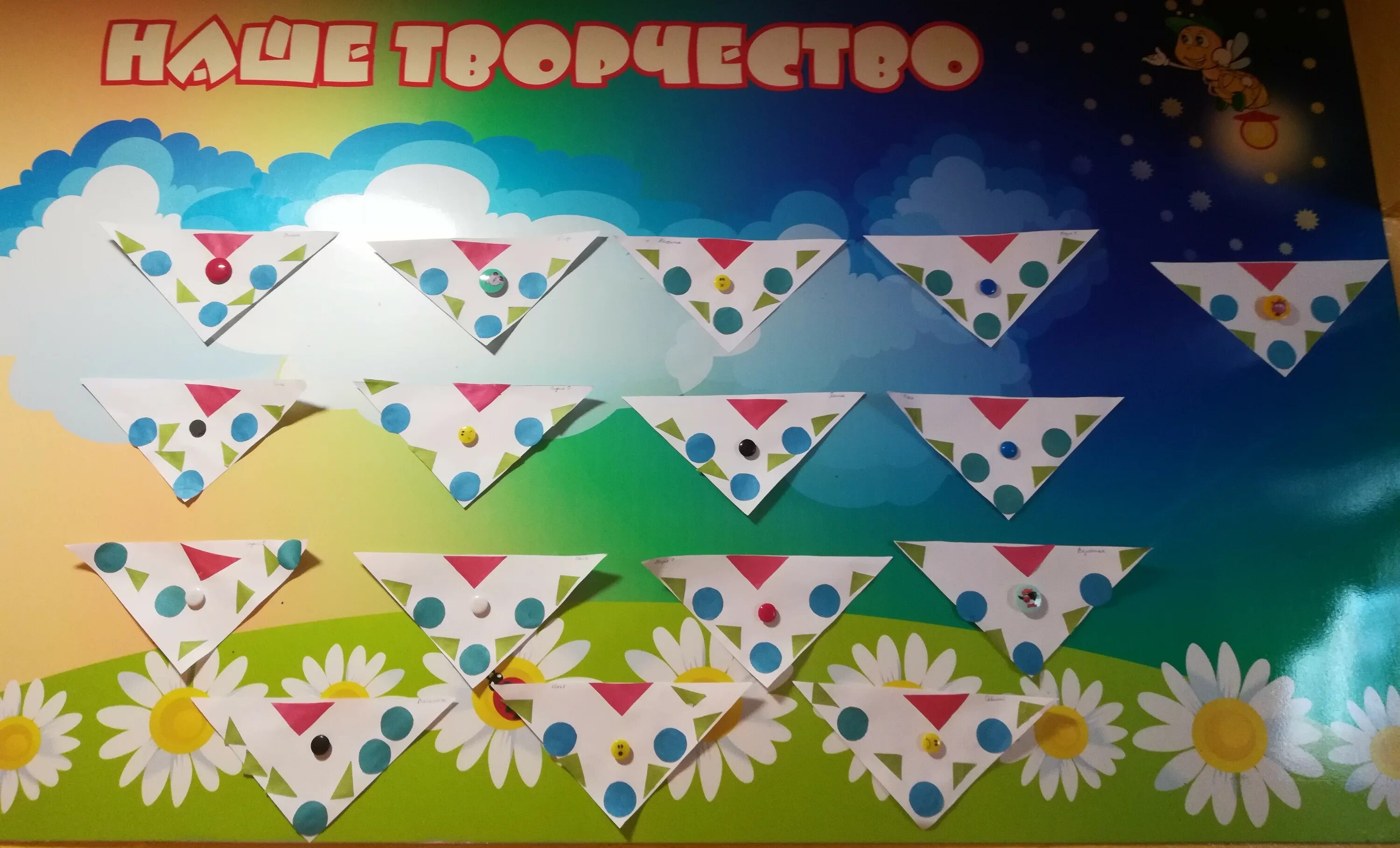 Украшение платочка рисование в средней группе. Украсим платочек аппликация средняя группа. Аппликация платочки средняя группа. Аппликация в младшей группе красивая салфеточка. Украшение платка аппликация в средней группе.