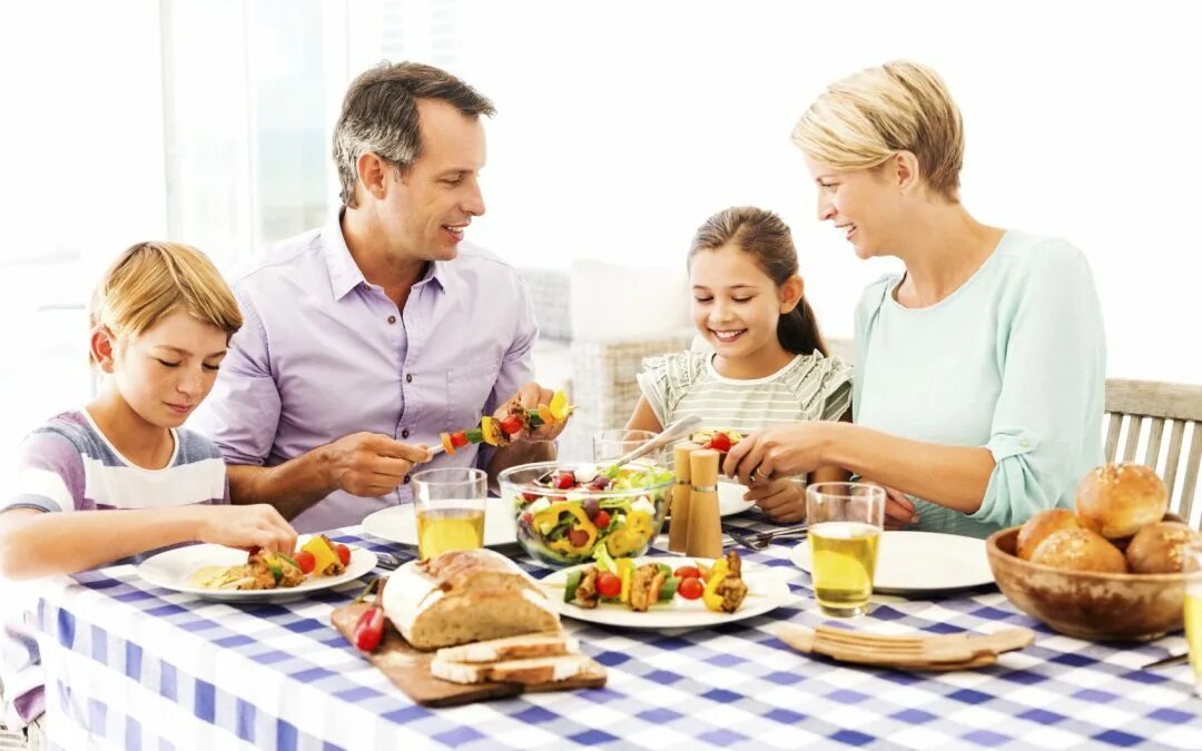 Семья за столом. Семейный обед. Семья за обеденным столом. Семья завтракает за столом.