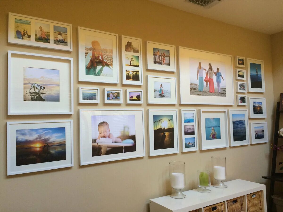 Композиция из рамок. Красивые фоторамки на стену. Фоторамки в интерьере. Красивые фоторамки на стену. Расположение рамок на стене.
