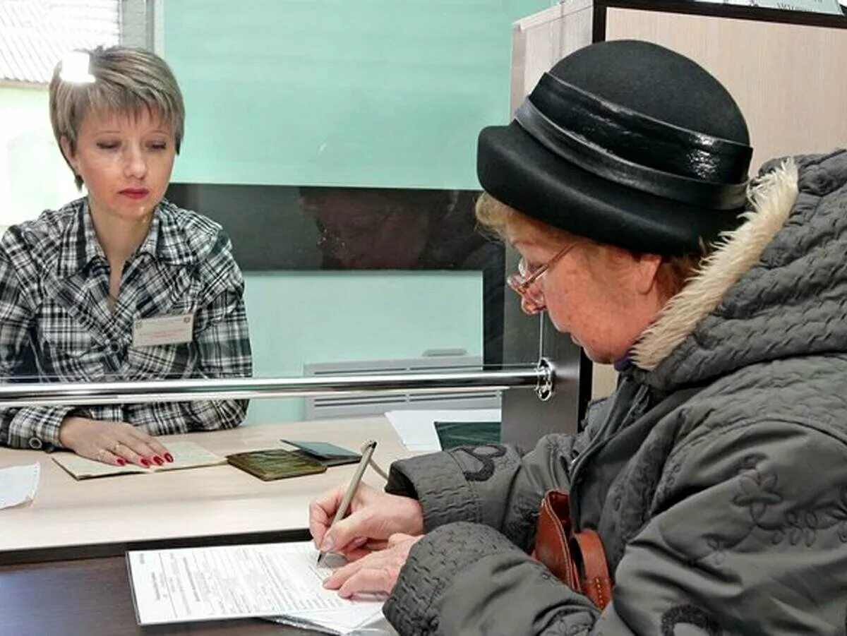 Новости дня пенсии. Пенсионеры в ПФР. Пенсионерка в пенсионном фонде. Пенсионный фонд Новомосковск. Бабка в пенсионном фонде.