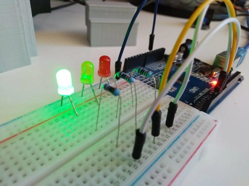 Светофор ардуино. Arduino uno светофор. светофор ардуино тинкеркад. светофор на ардуино. проект светофор на ардуино уно.