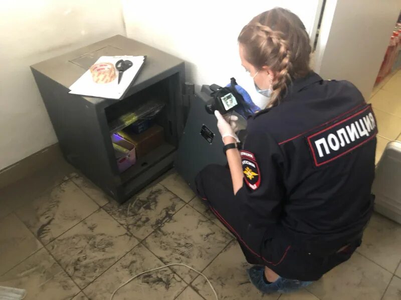 Задержание в офисе. Обыск воровок. Полицейский в квартире. Обыск картинки. Полиция обыск в квартире.