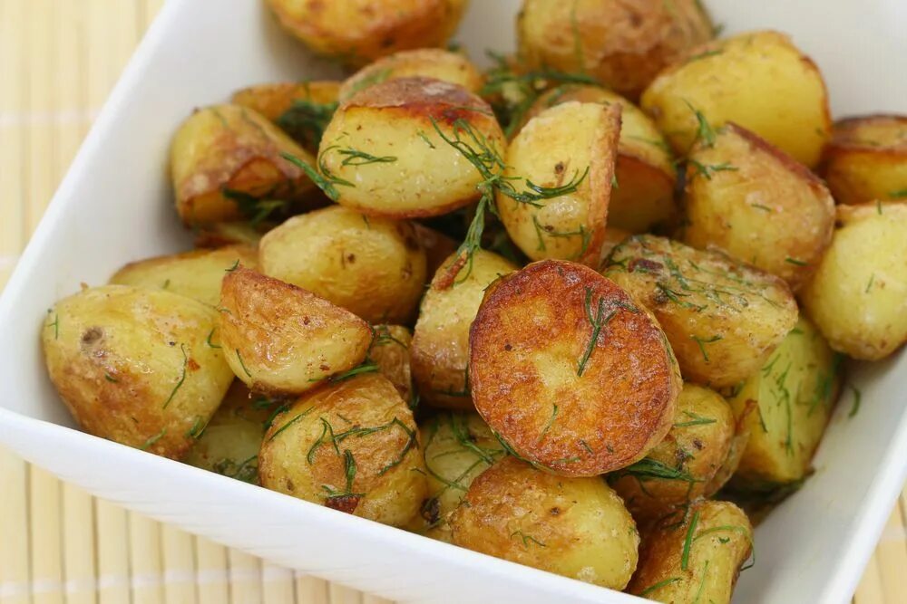 Potatoes picture. Молодая картошка. Картошка с укропом. Картошка с чесноком и укропом. Картофель с укропом и чесноком.